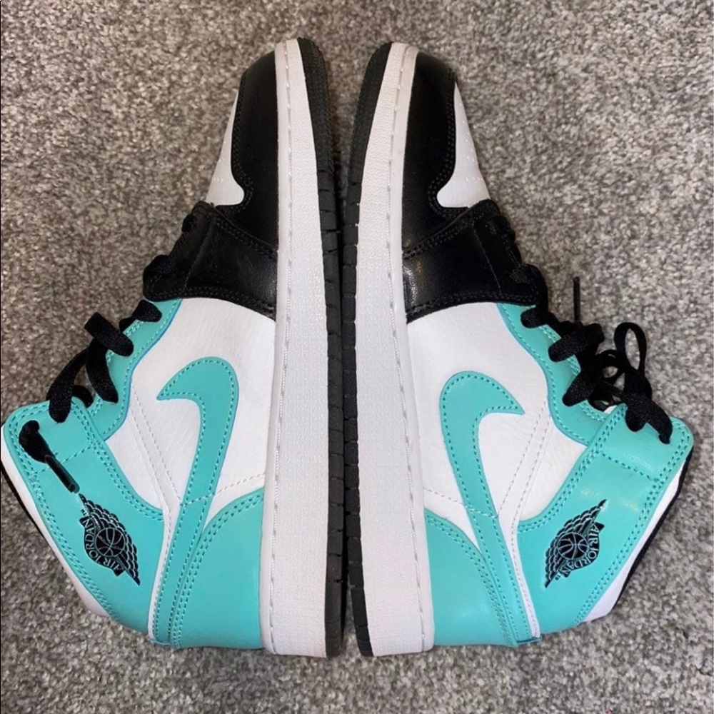 Air Jordans 1 Mids :: Igloo